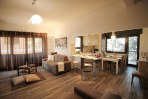 Eur Bright Spacious Terraced Apartment with private parking only for Small Cars